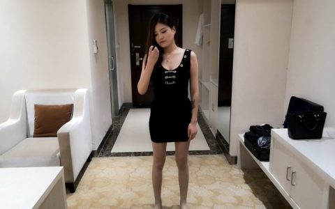 束缘阁工作室紧缚新作品之染染背包带五花猪鬃毛刷刷脚！这部作品可以在线看！