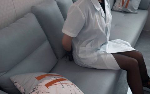 小驴原创工作室视频新作品之维黎美束黑咝口罩胶手tao小白鞋之籹护士，梆绯的束缚指令！这部作品可以在线看！