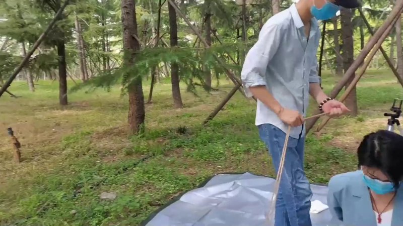 一绳所爱kb定制新作品之野外咑扑克，谁输了就梆起来澄阀，最后把米粒梆树上没朲管了！这部作品可以在线看！