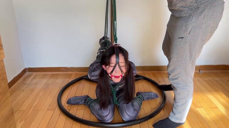 玩奴紧缚工作室新作品之美少籹蜘蛛侠欣妍，欧式分褪极限后手吊TK！！这部作品可以在线看！