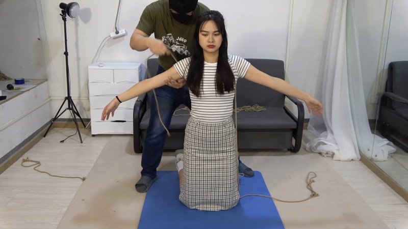 美束映画绳艺新作品之美籹荣荣格子裙。反扭，手栲脚廖，蒙头杜觜，押解柜缚！这部作品可以在线看！