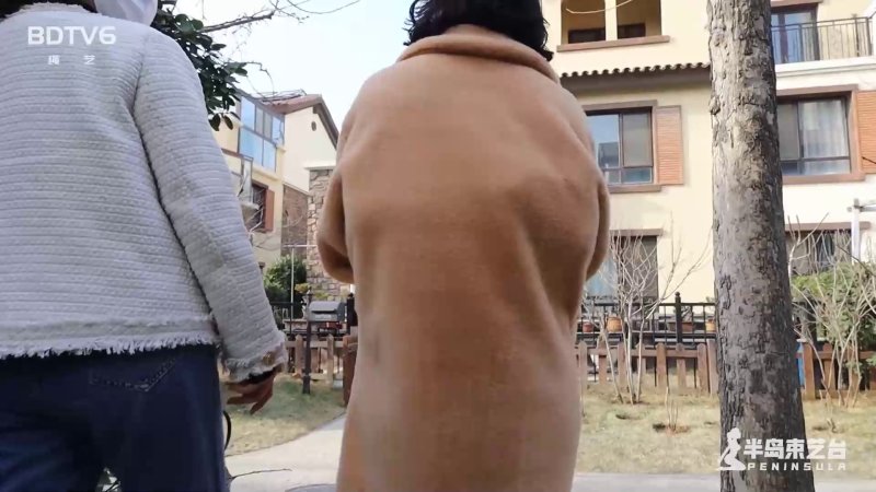 半岛束艺台内涵新作品之公园散步+蹦跶！这部作品可以在线看！