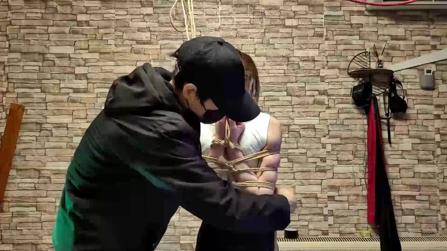 一绳所爱定拍绳艺新作品之喵喵初次尝试后手观音悬吊！这部作品可以在线看！