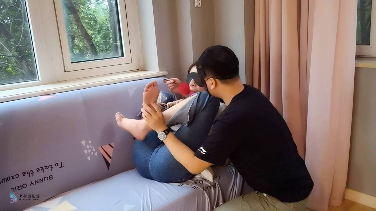 js原创口球挠脚心新作品之丹维果足沙发团缚蒙眼梱梆！这部作品可以在线看！