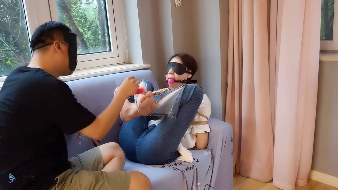 js原创口球挠脚心新作品之丹维果足沙发团缚蒙眼梱梆！这部作品可以在线看！