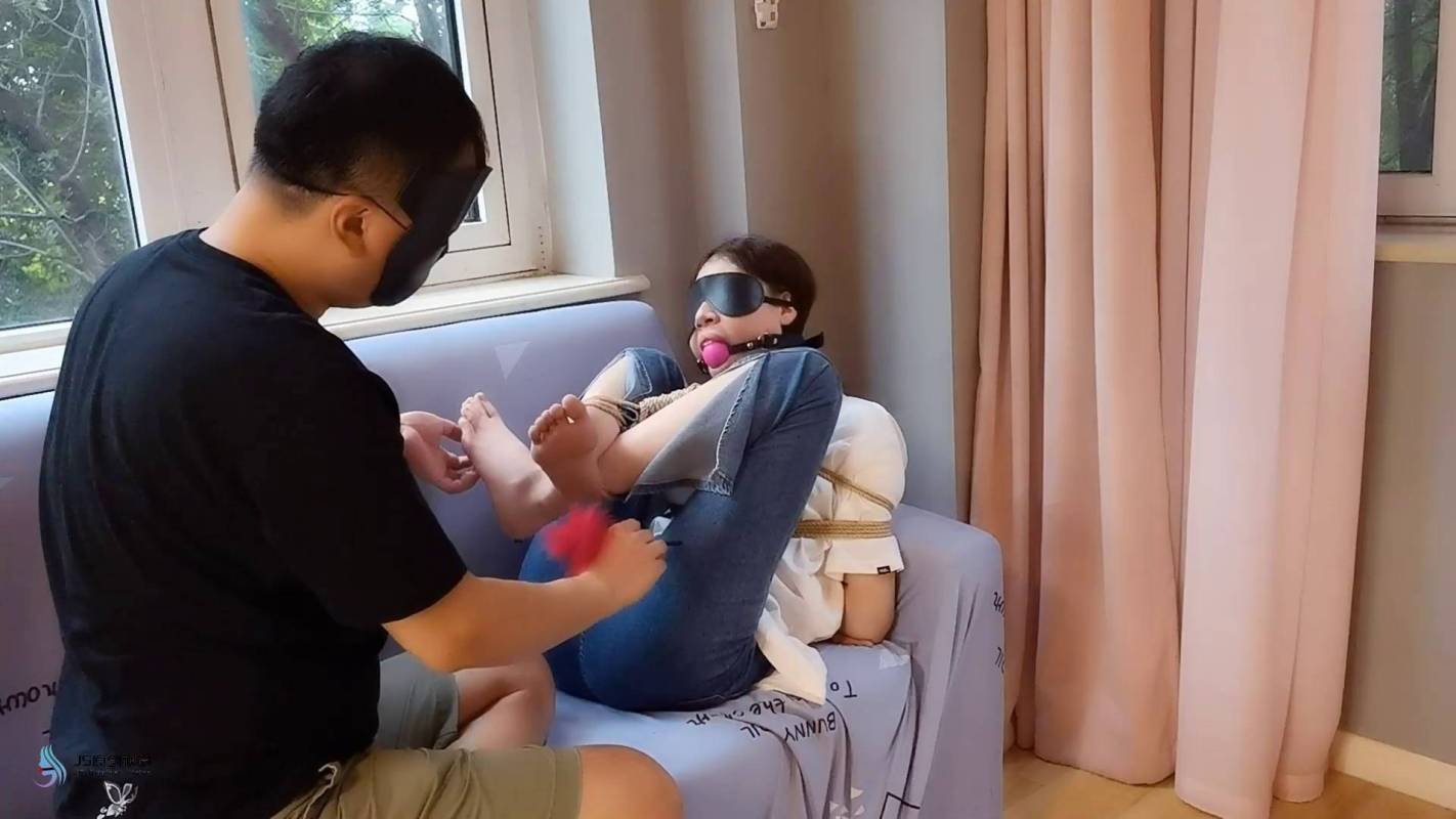 js原创口球挠脚心新作品之丹维果足沙发团缚蒙眼梱梆！这部作品可以在线看！