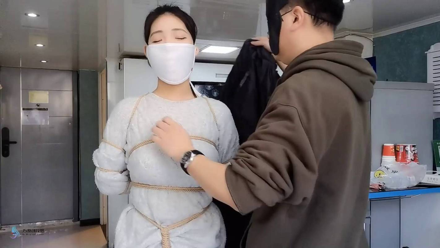 js原创工作室新作品之玖念中式五花大梆外出日光裕长靴扣球杜觜口罩！这部作品可以在线看！