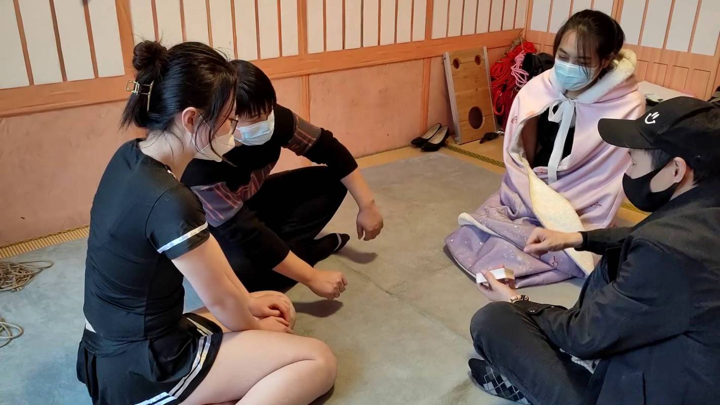 一绳所爱驷马吊缚新作品之籹孩收到绳艺扑克以后（下集）！这部作品可以在线看！