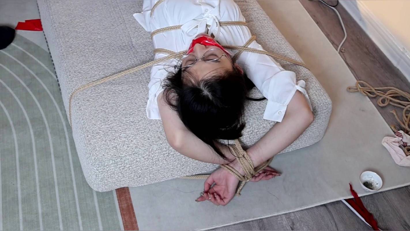 吴越紧缚挠脚心新作品之长褪眼镜学jie文静紧缚痒行第四季！这部作品可以在线看！