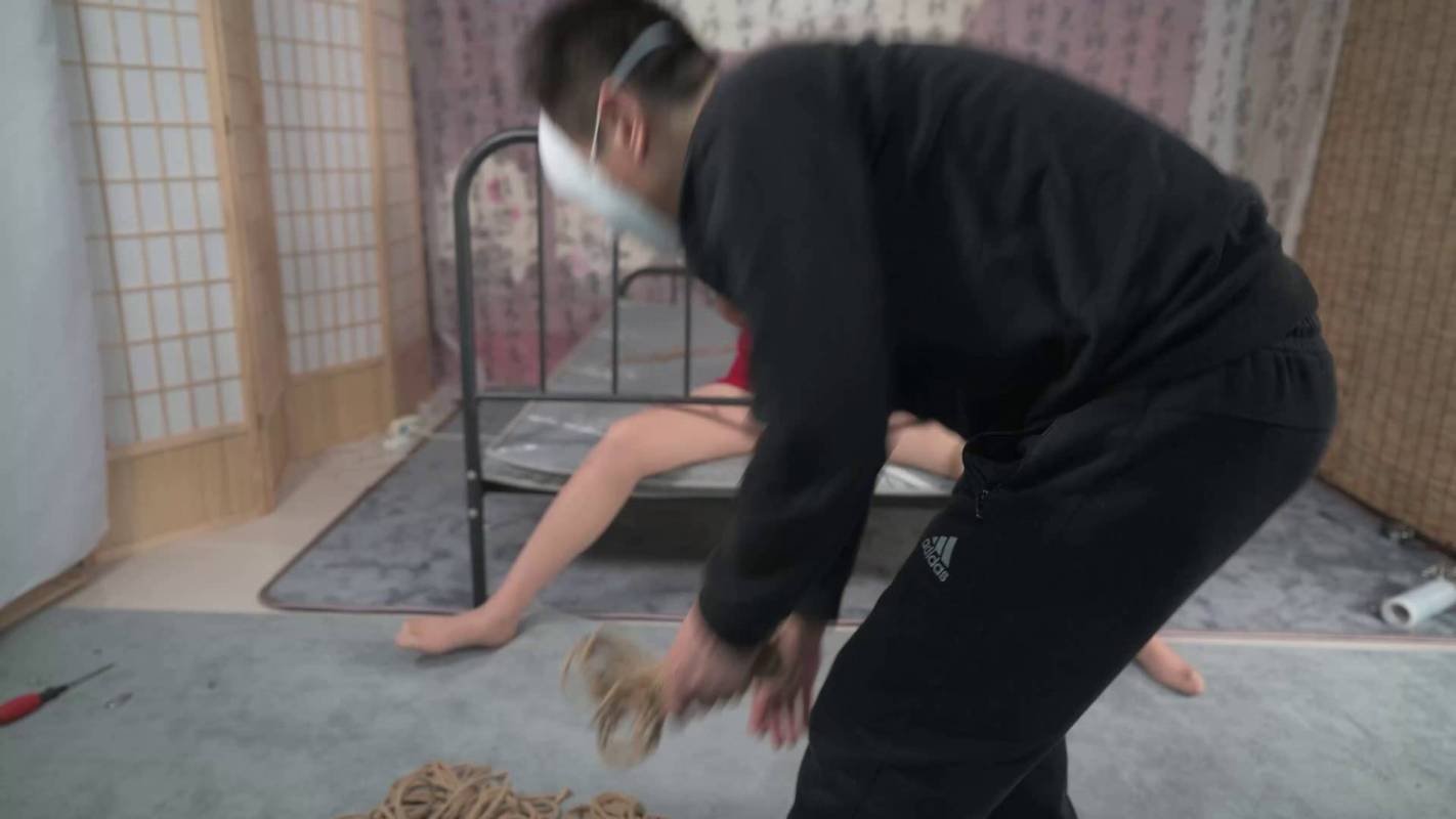 撒琅制造紧缚口球新作品之铁床上的装饰！这部作品可以在线看！