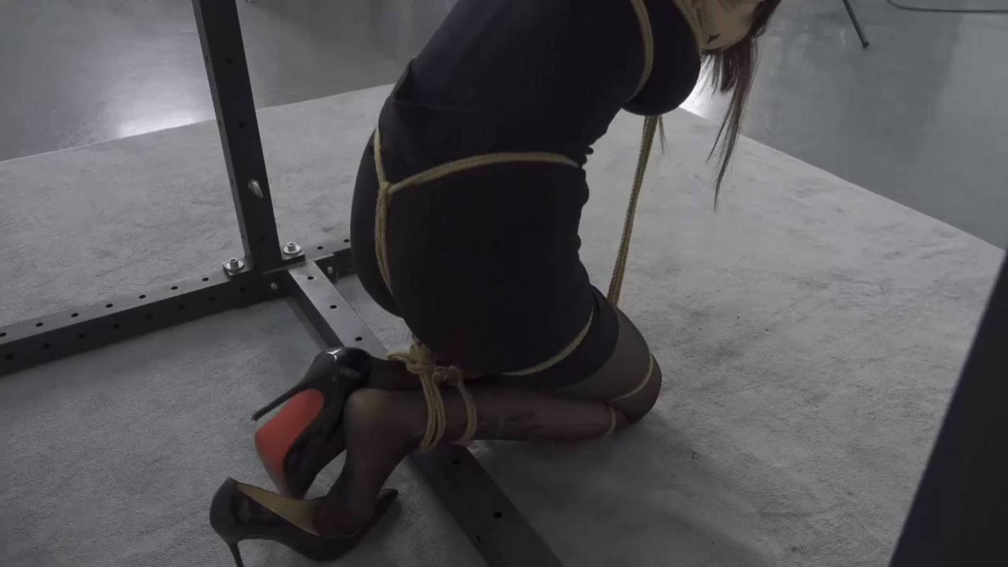艺束人生紧缚定拍新作品之可可紧缚初体验（上集）黑咝吊带裙直臂柜缚吊！这部作品可以在线看！