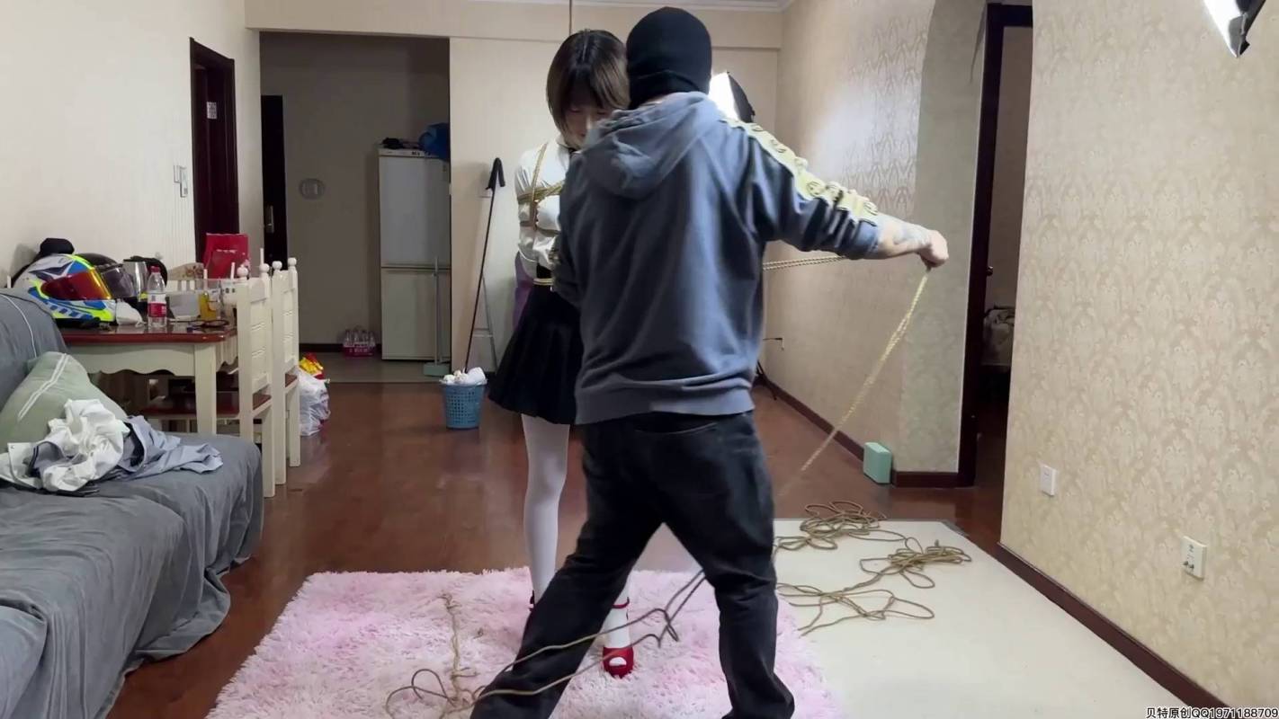 贝特原创紧缚新作品之高颜值美籹小艺jk制服驷马紧缚梱梆！这部作品可以在线看！