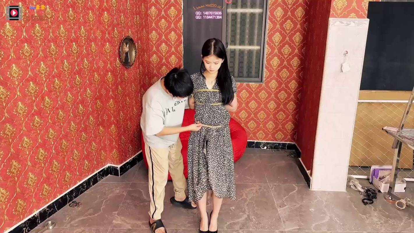 xiao素素口球国内绳艺工作室新作品之小美籹佳佳体验铁笼，超大口球！这部作品可以在线看！