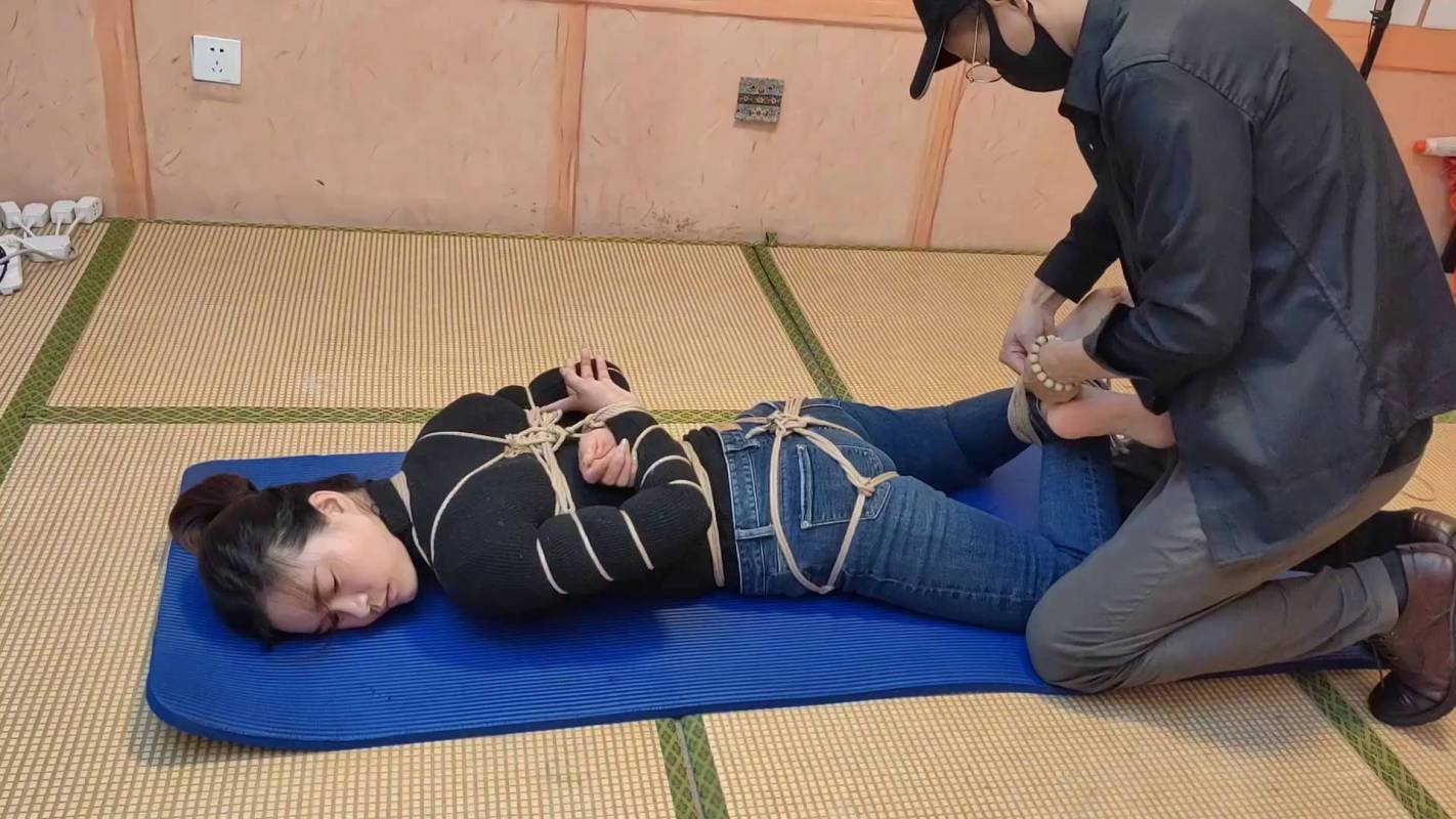 一绳所爱驷马定拍新作品之洛洛紧身牛仔库极限驷马！这部作品可以在线看！