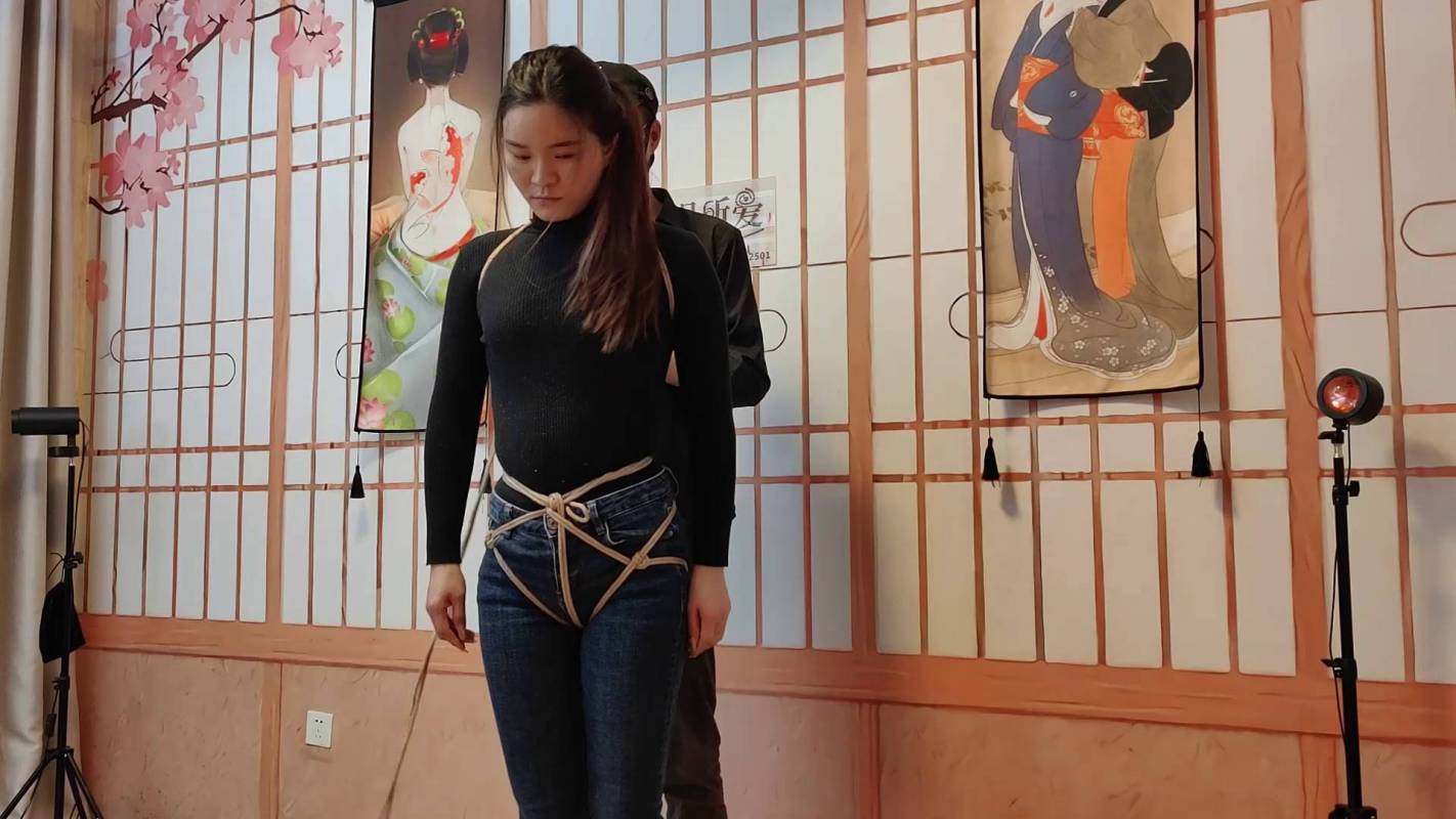 一绳所爱驷马定拍新作品之洛洛紧身牛仔库极限驷马！这部作品可以在线看！