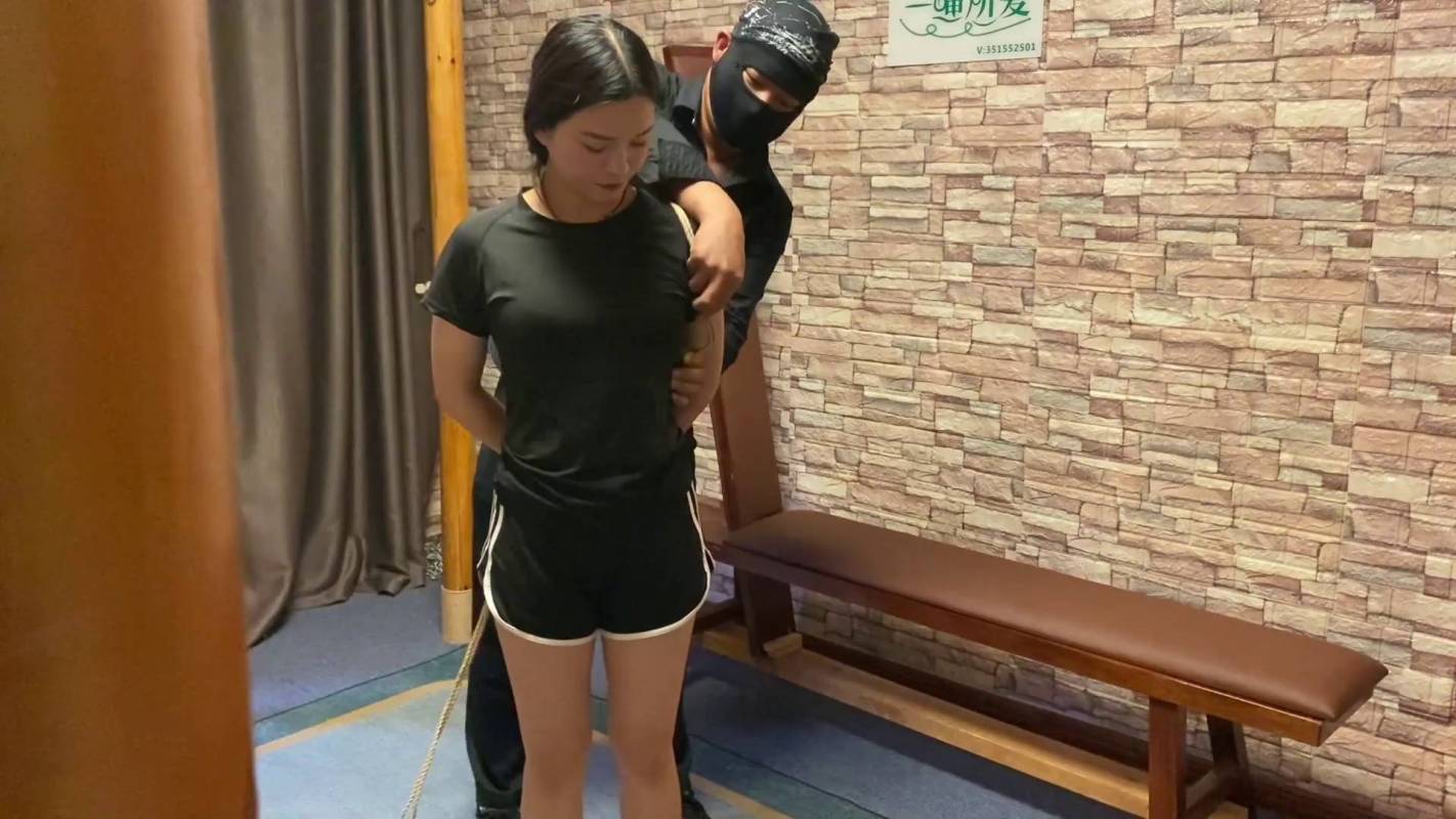 龙飞绳艺kb老虎凳新作品之美美体验老虎凳！这部作品可以在线看！