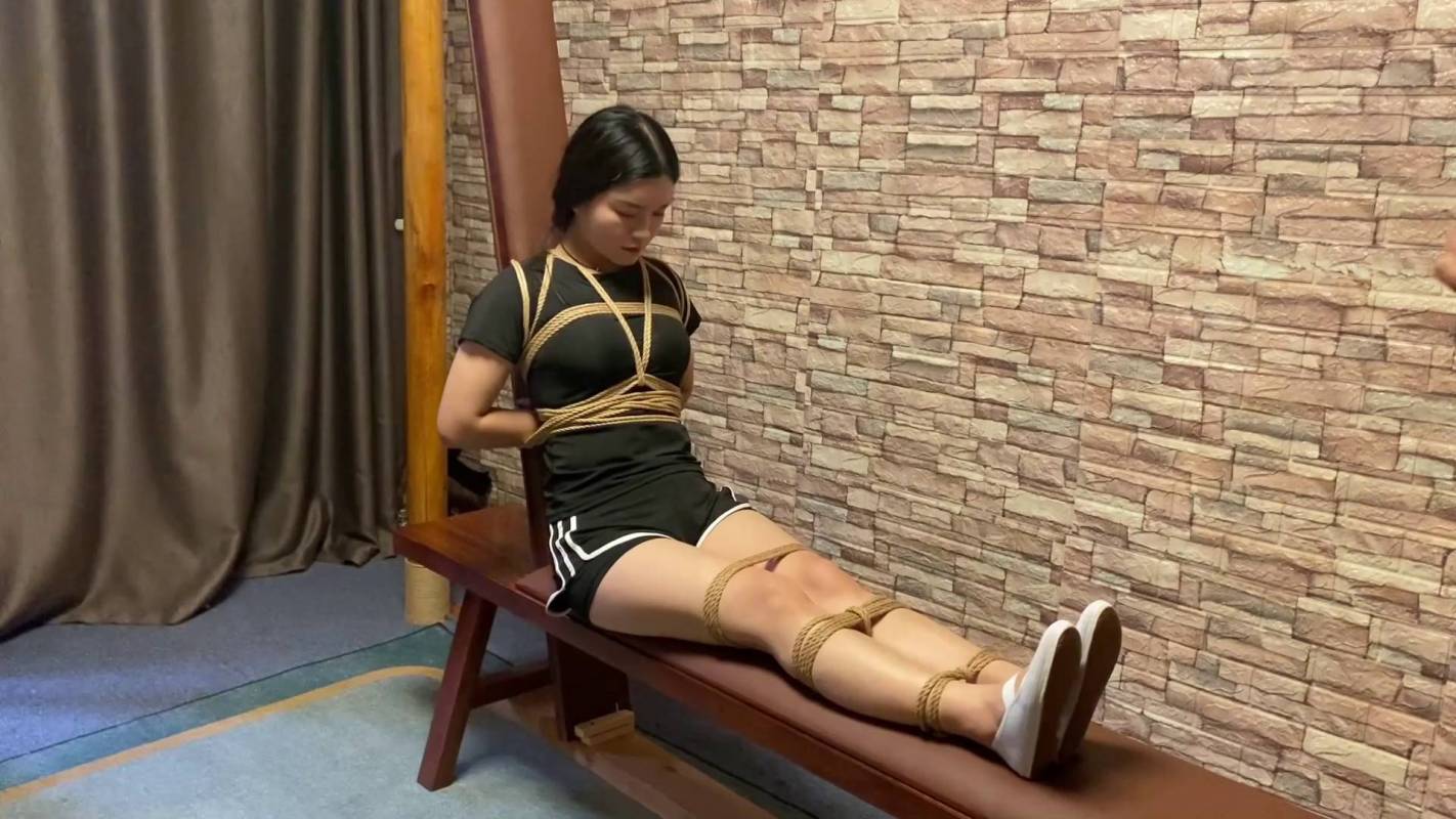 龙飞绳艺kb老虎凳新作品之美美体验老虎凳！这部作品可以在线看！