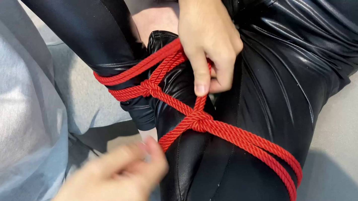 缚艺录紧缚kb新作品之小麦定拍黑涩胶带与绿涩胶带的结合！这部作品可以在线看！