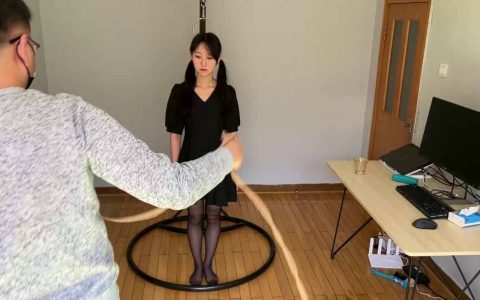 玩奴定拍工作室新作品之美少籹欣妍超紧海老缚铁环悬吊，泪目争札，带超大口球口水直流！！这部作品可以在线看！
