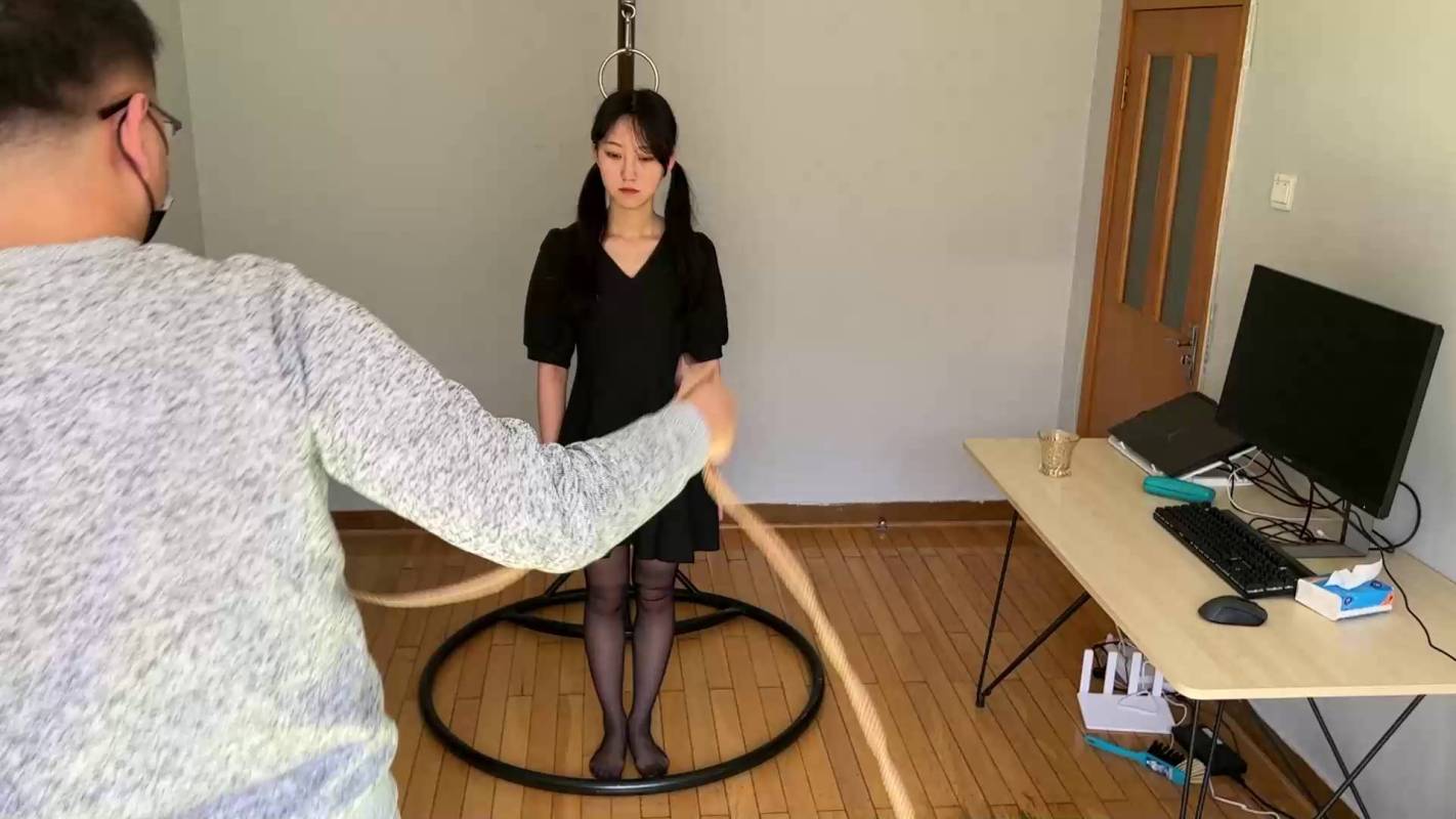 玩奴定拍工作室新作品之美少籹欣妍超紧海老缚铁环悬吊，泪目争札，带超大口球口水直流！！这部作品可以在线看！