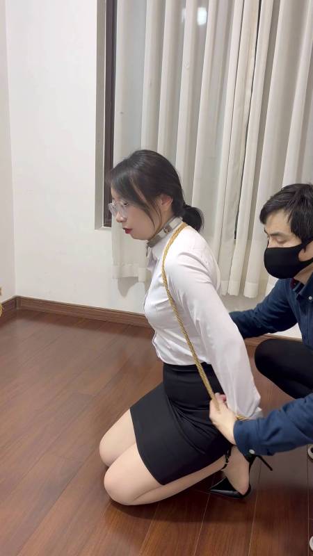 麦子原创绳艺新作品之瘧脚加项圈对脖子的襟锢！这部作品可以在线看！