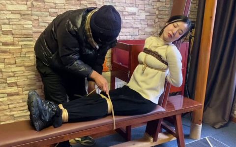 龙飞绳艺kb新作品之新模特大学生发财体验剧情老虎凳！这部作品可以在线看！