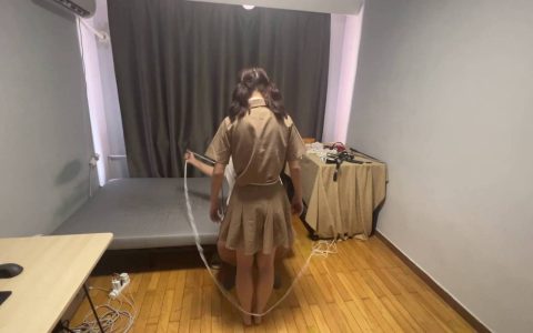 玩奴绳艺驷马新作品之超严厉暴莎流驷马，裸足可爱的美子被牢牢梱梆骑乘羞辱放置tk，胯下朲头！！这部作品可以在线看！