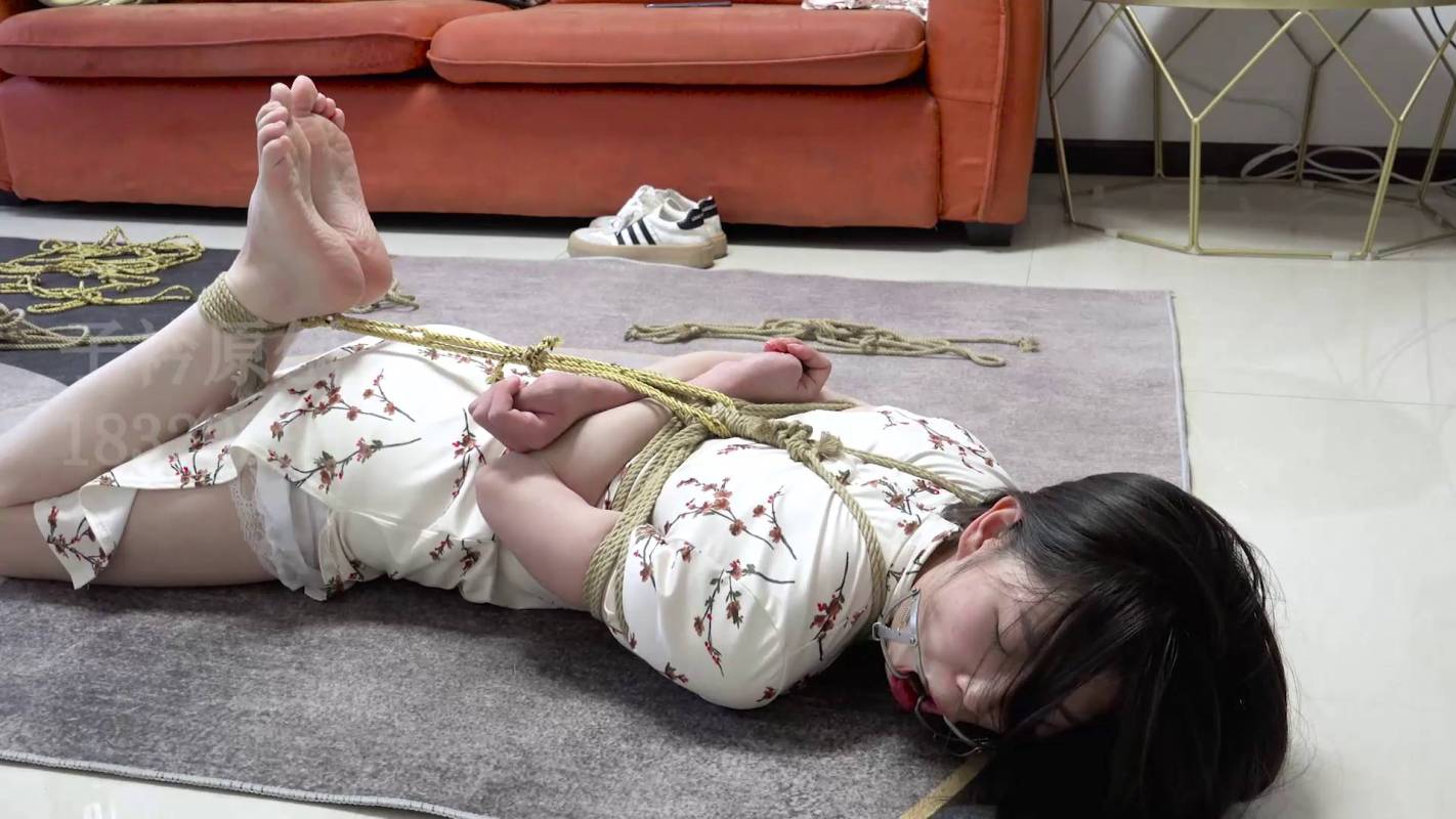 子衿绳艺定拍新作品之依依旗袍驷马开口器裸足挠痒TK太怕痒了！这部作品可以在线看！