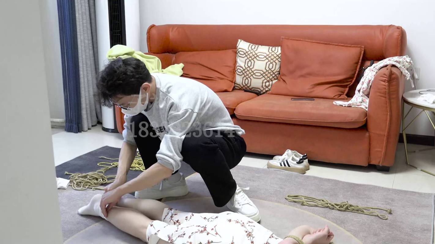 子衿绳艺定拍新作品之依依旗袍驷马开口器裸足挠痒TK太怕痒了！这部作品可以在线看！