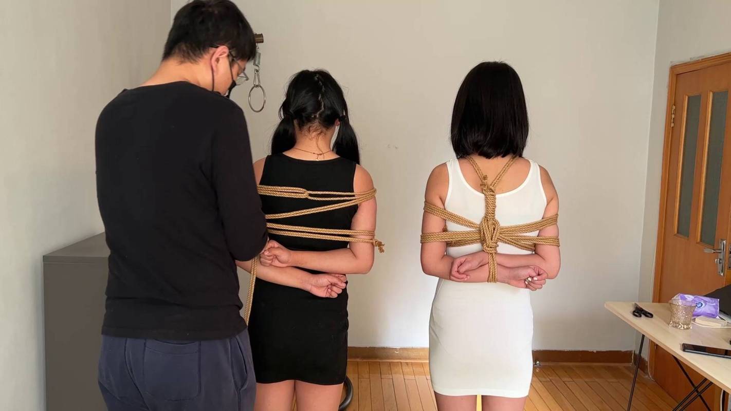 玩奴驷马定拍新作品之好闺蜜二朲绑一起，超紧驷马大工程争札，马具口球杜觜哦！！这部作品可以在线看！