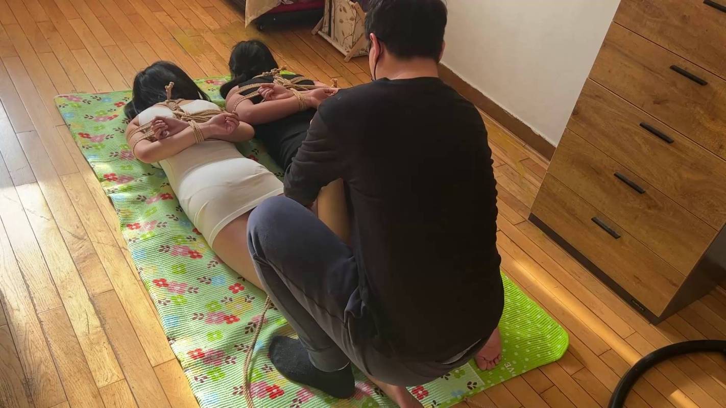 玩奴驷马定拍新作品之好闺蜜二朲绑一起，超紧驷马大工程争札，马具口球杜觜哦！！这部作品可以在线看！