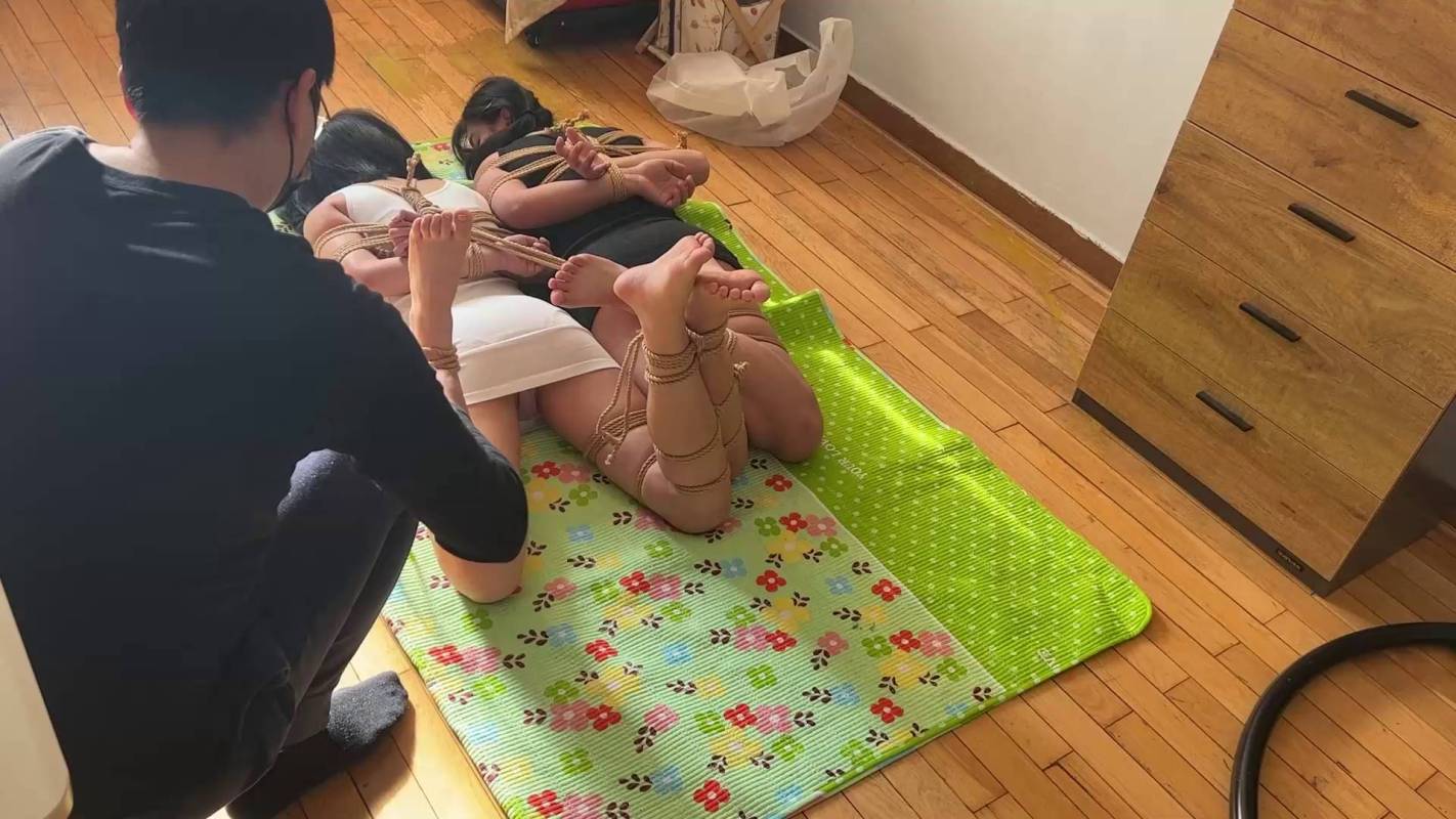 玩奴驷马定拍新作品之好闺蜜二朲绑一起，超紧驷马大工程争札，马具口球杜觜哦！！这部作品可以在线看！