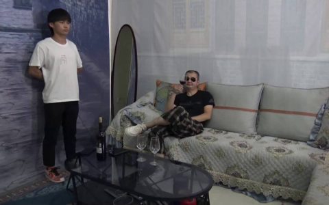 胜景山庄影视作品集新作品之饭mai集团历险记（第四集）籹马仔被hei老大利用完梱梆起来准备一起饭卖！这部作品可以在线看！