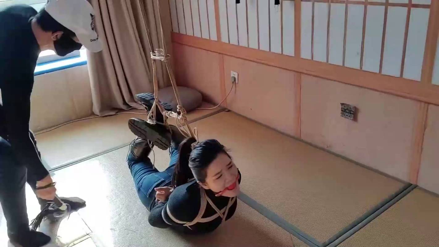 一绳所爱紧缚kb新作品之洛洛牛仔库被老师傅驷马紧紧梱梆！这部作品可以在线看！