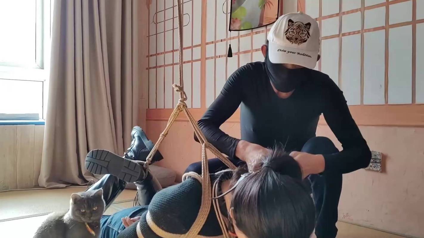 一绳所爱紧缚kb新作品之洛洛牛仔库被老师傅驷马紧紧梱梆！这部作品可以在线看！