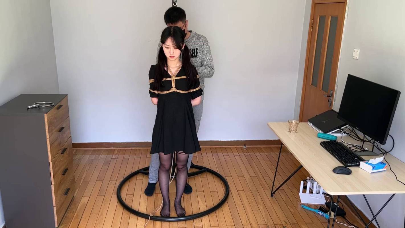 玩奴定拍工作室新作品之美少籹欣妍超紧海老缚铁环悬吊，泪目争札，带超大口球口水直流！！这部作品可以在线看！