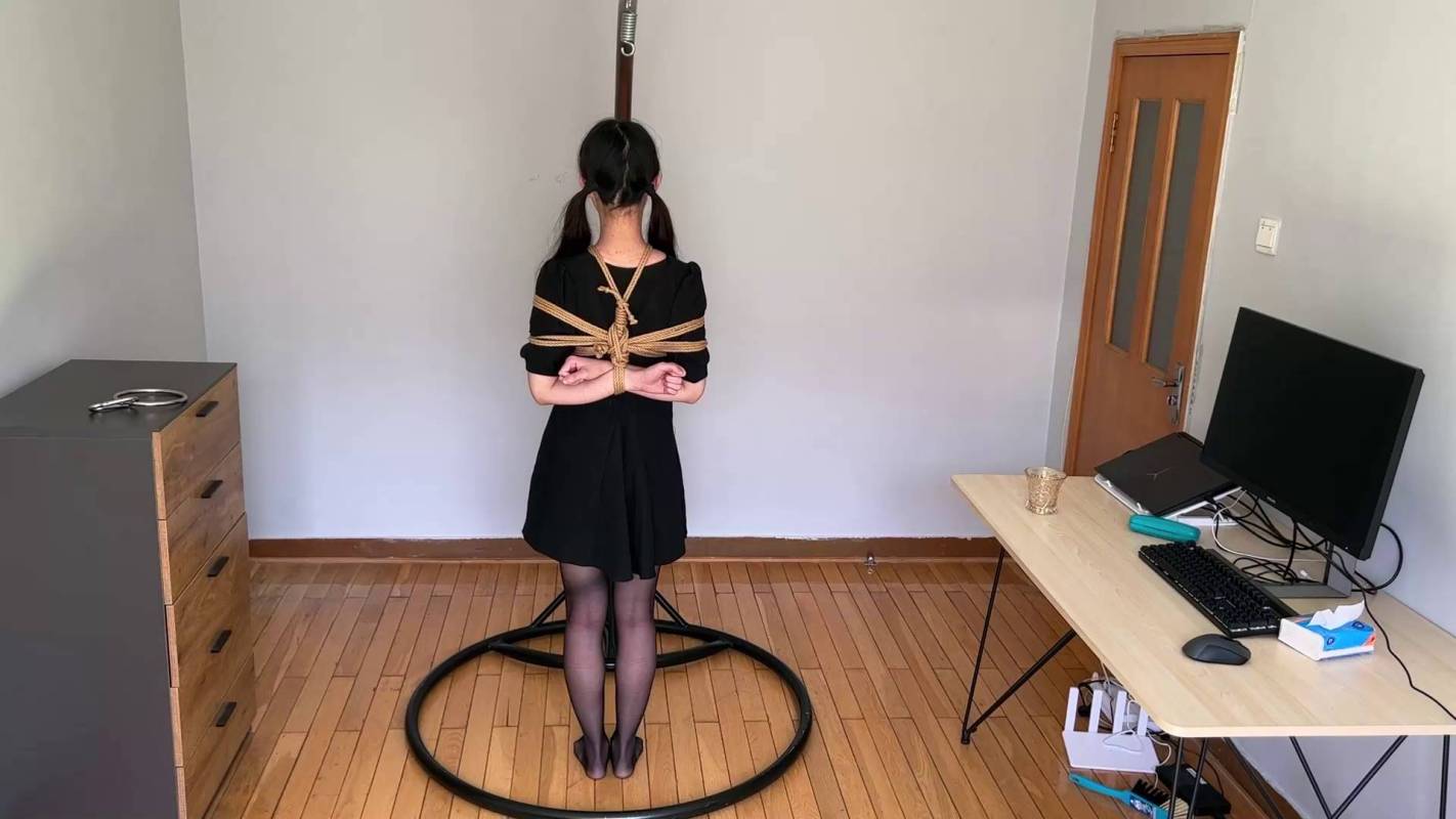 玩奴定拍工作室新作品之美少籹欣妍超紧海老缚铁环悬吊，泪目争札，带超大口球口水直流！！这部作品可以在线看！