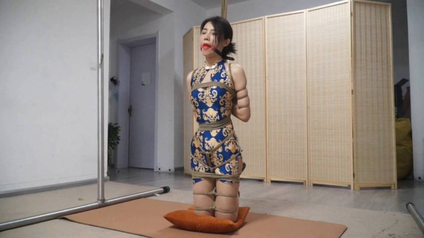 逍遥原创资源新作品之旗袍柳杨欧式紧缚体验膝盖顶地吊难受的姿势！这部作品可以在线看！