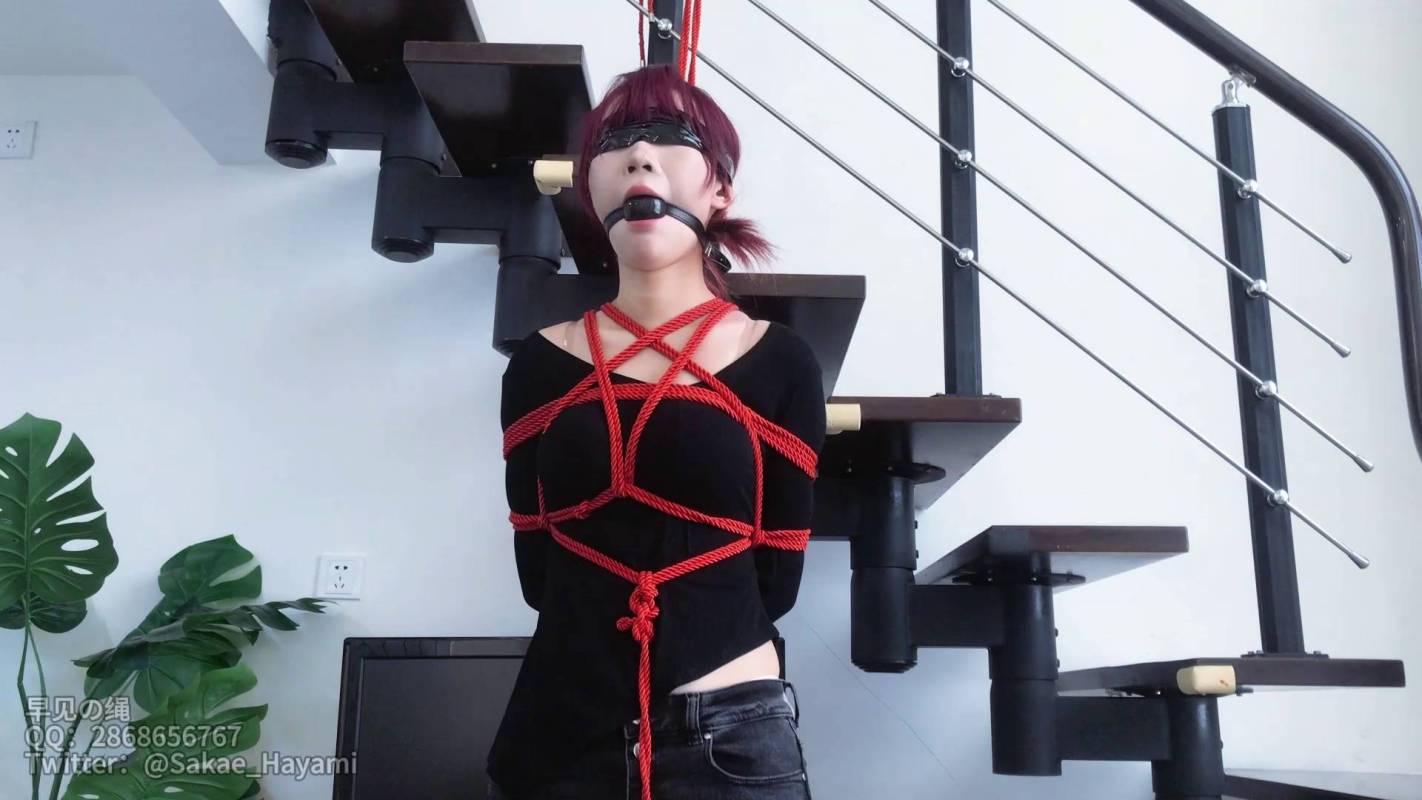 网友绳艺定拍新作品之红发籹神小粥试镜，173cm身材，柔韧度很高，单褪吊，第一次就尝试5cm大号口球，靠近能明显听到口水呼噌的尚音！这部作品可以在线看！