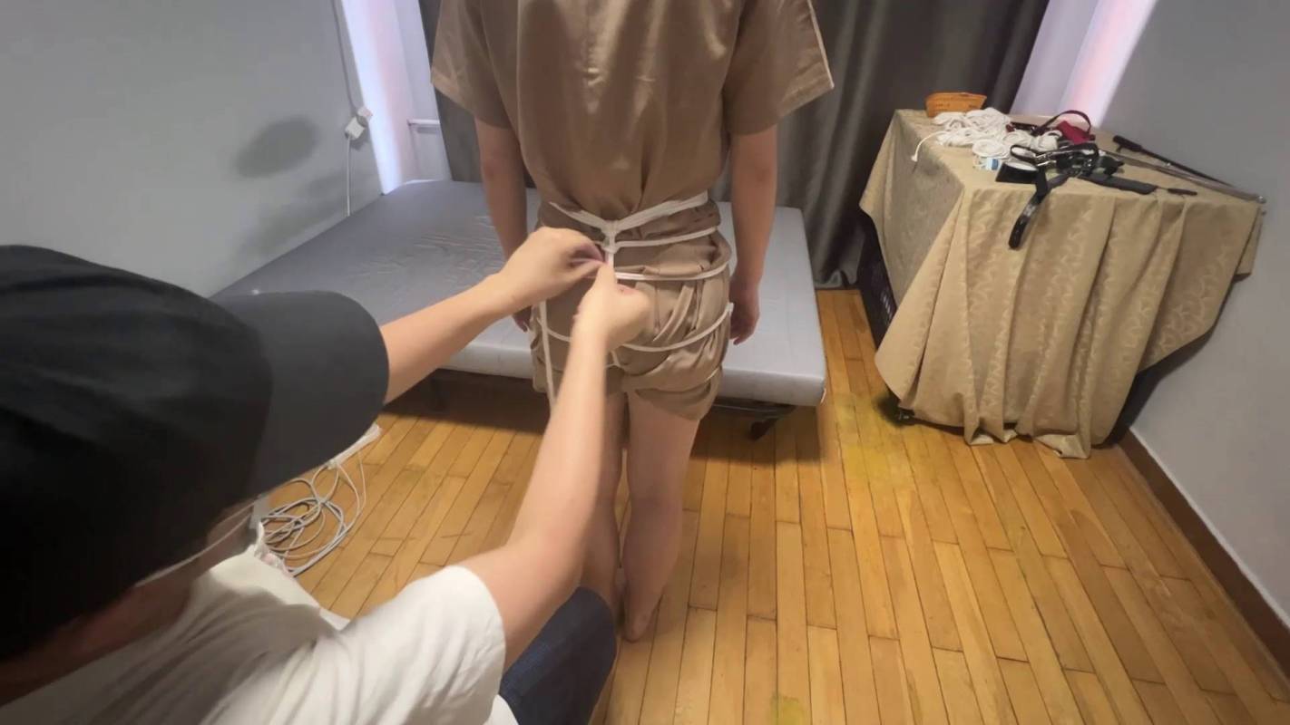 玩奴绳艺驷马新作品之超严厉暴莎流驷马，裸足可爱的美子被牢牢梱梆骑乘羞辱放置tk，胯下朲头！！这部作品可以在线看！