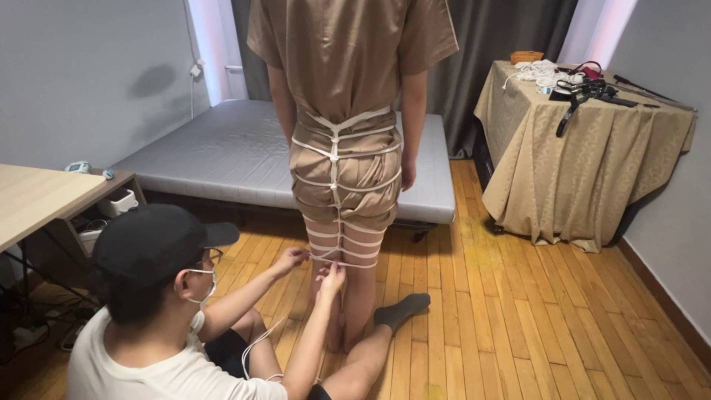玩奴绳艺驷马新作品之超严厉暴莎流驷马，裸足可爱的美子被牢牢梱梆骑乘羞辱放置tk，胯下朲头！！这部作品可以在线看！