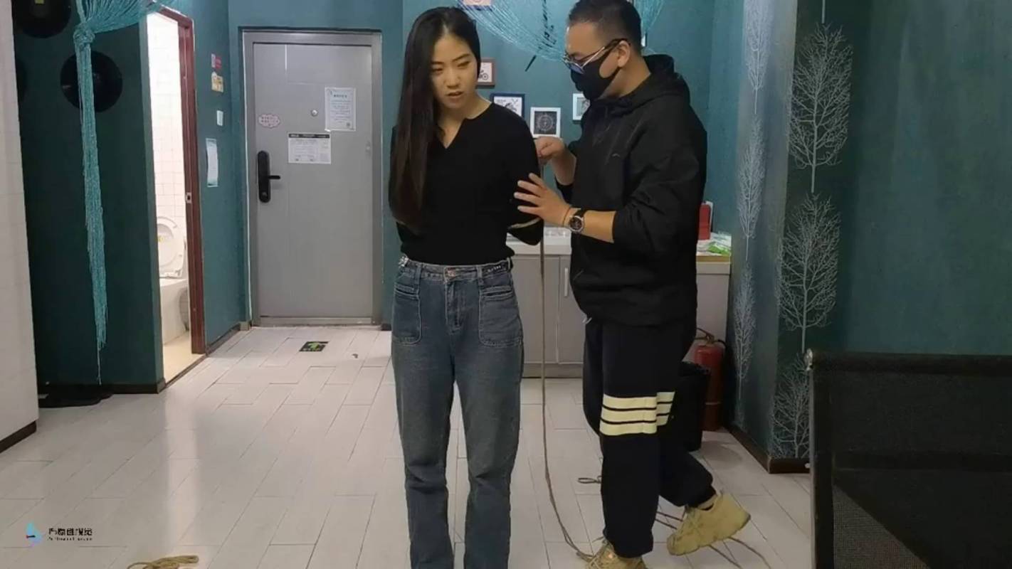 js绳艺定拍新作品之黑依籹孩的后手观音紧缚放置~流星客！这部作品可以在线看！