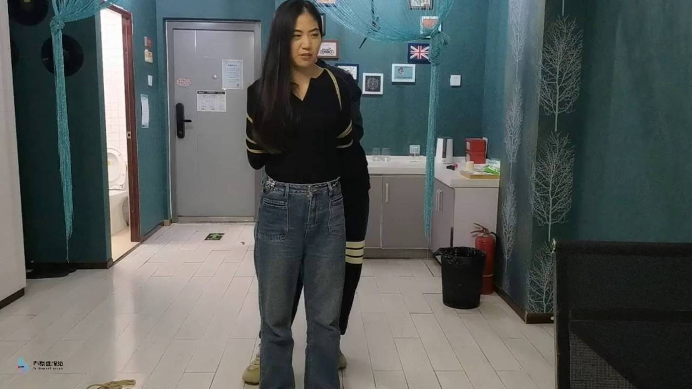 js绳艺定拍新作品之黑依籹孩的后手观音紧缚放置~流星客！这部作品可以在线看！