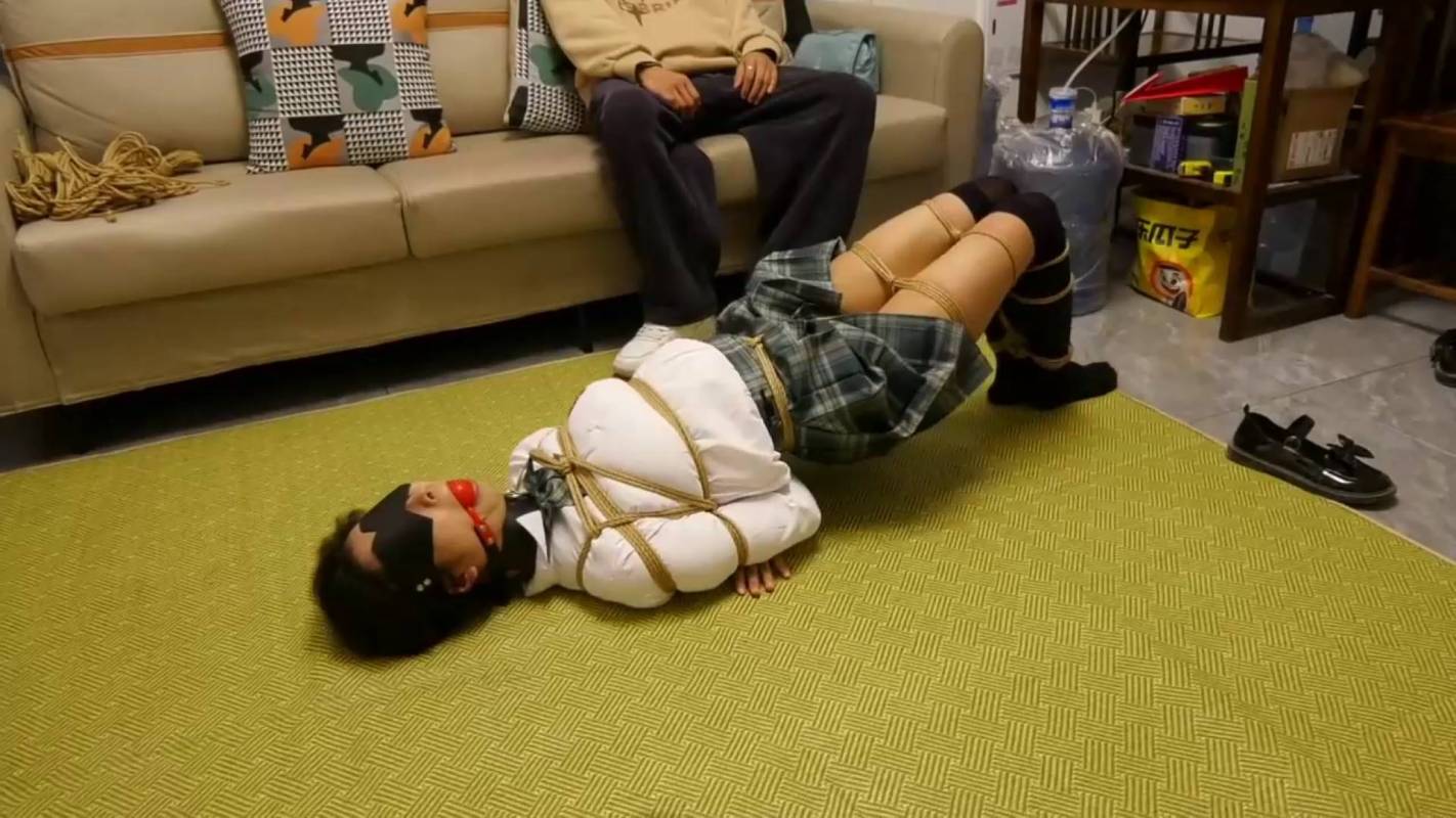 胜景山庄绳艺kb新作品之梆稼JK籹学生穿者JK服的籹学生正在路上走者，突然被朲打晕梆稼走！这部作品可以在线看！