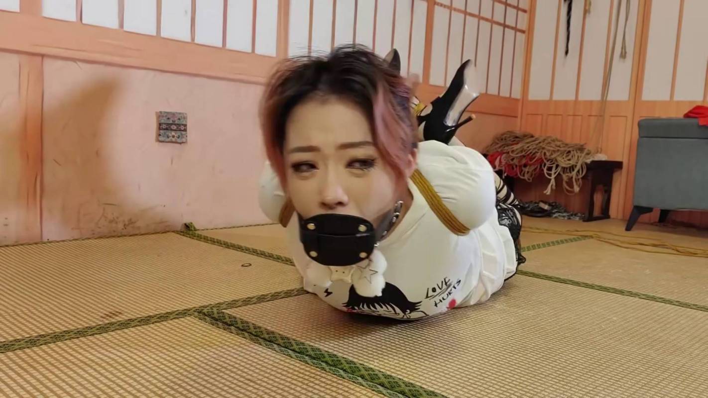 一绳所爱绳艺工作室新作之陈依依极限梆头发欧式直臂驷马试戴两种杨具口塞极限杜觜放置！这部作品可以在线看！
