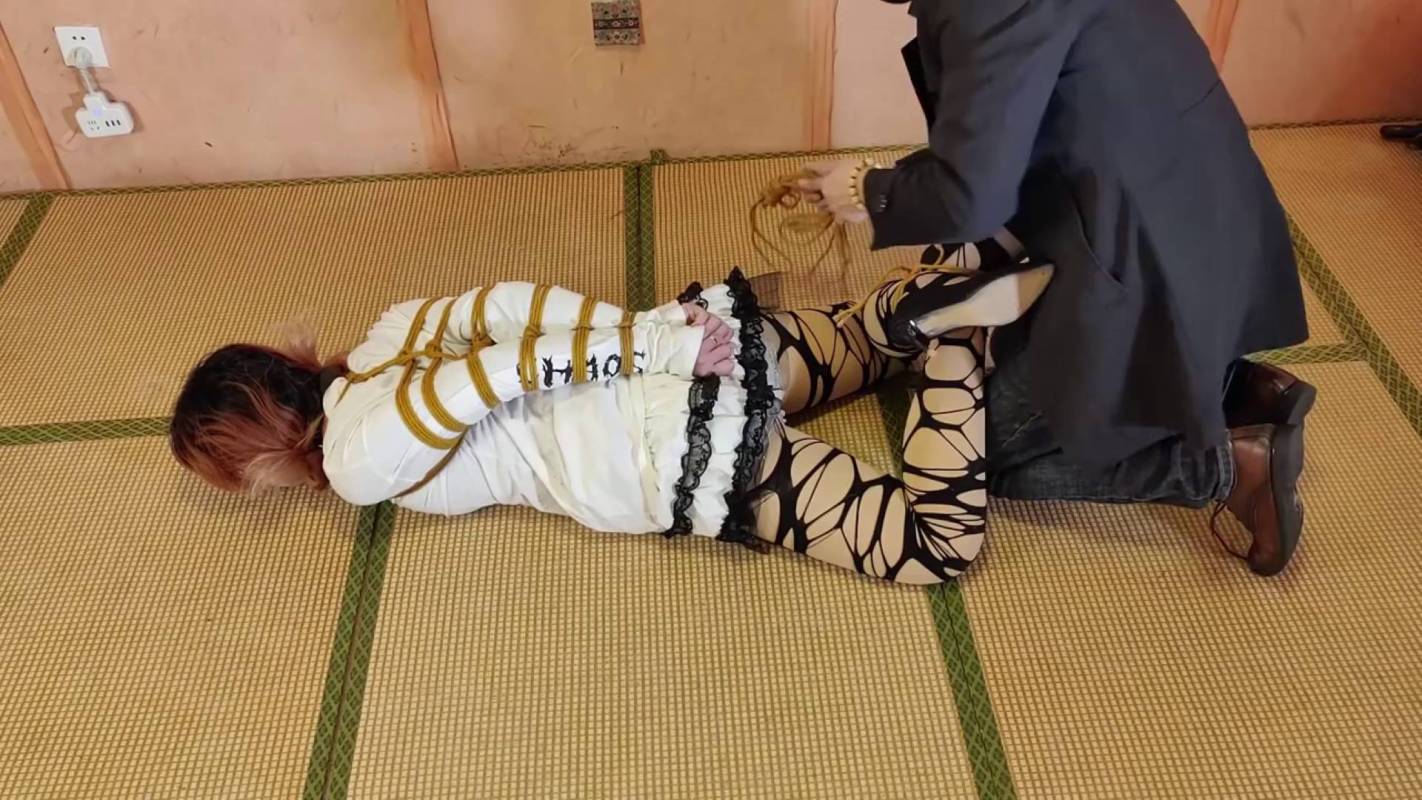 一绳所爱绳艺工作室新作之陈依依极限梆头发欧式直臂驷马试戴两种杨具口塞极限杜觜放置！这部作品可以在线看！