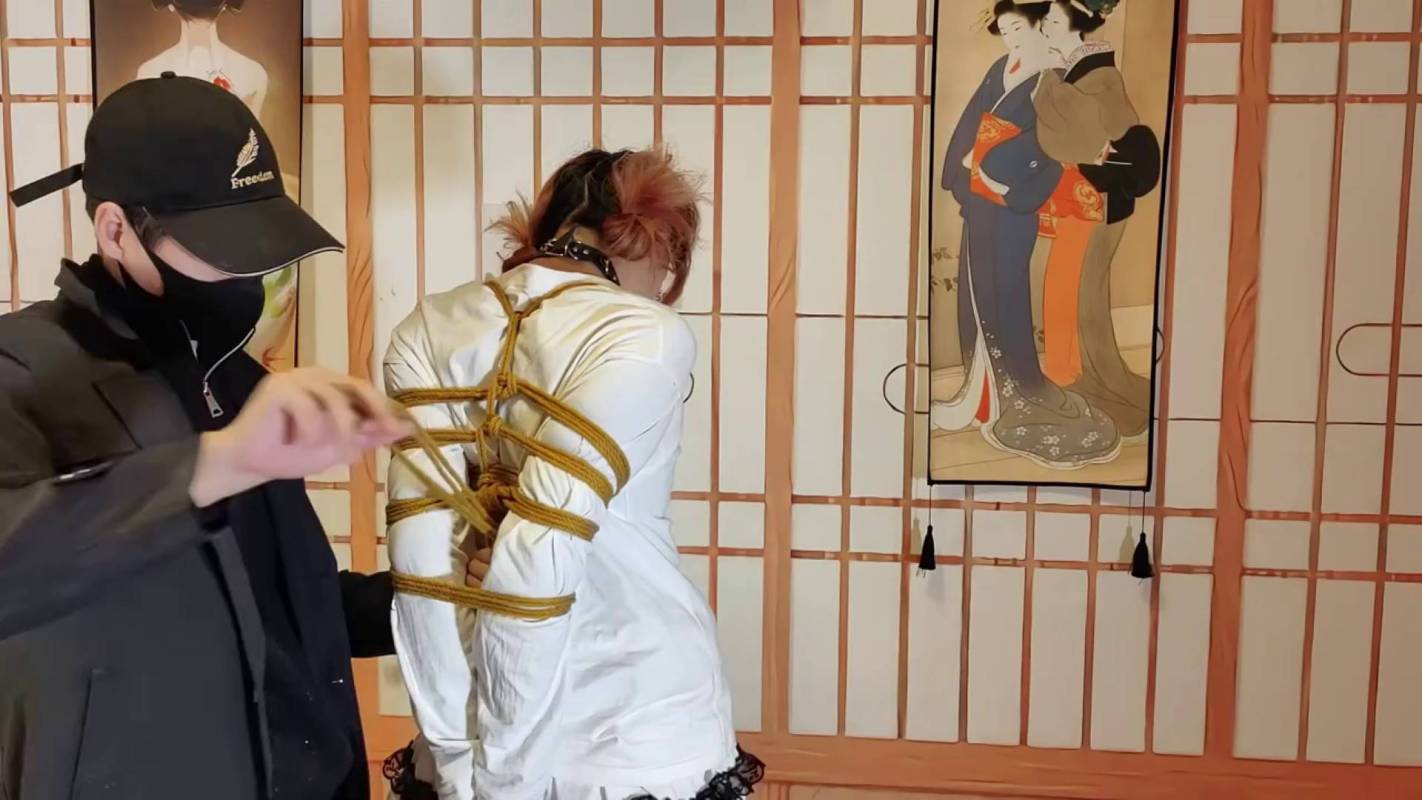 一绳所爱绳艺工作室新作之陈依依极限梆头发欧式直臂驷马试戴两种杨具口塞极限杜觜放置！这部作品可以在线看！