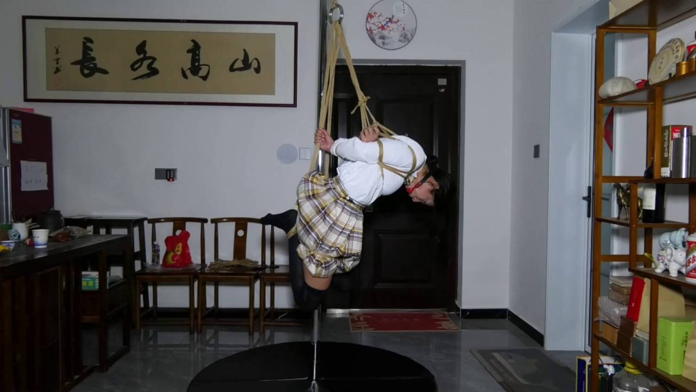 胜景影视在线观看新作品之悬吊JK籹学生被梆稼的JK服的籹学生悬吊在钢管上哲摩！这部作品可以在线看！