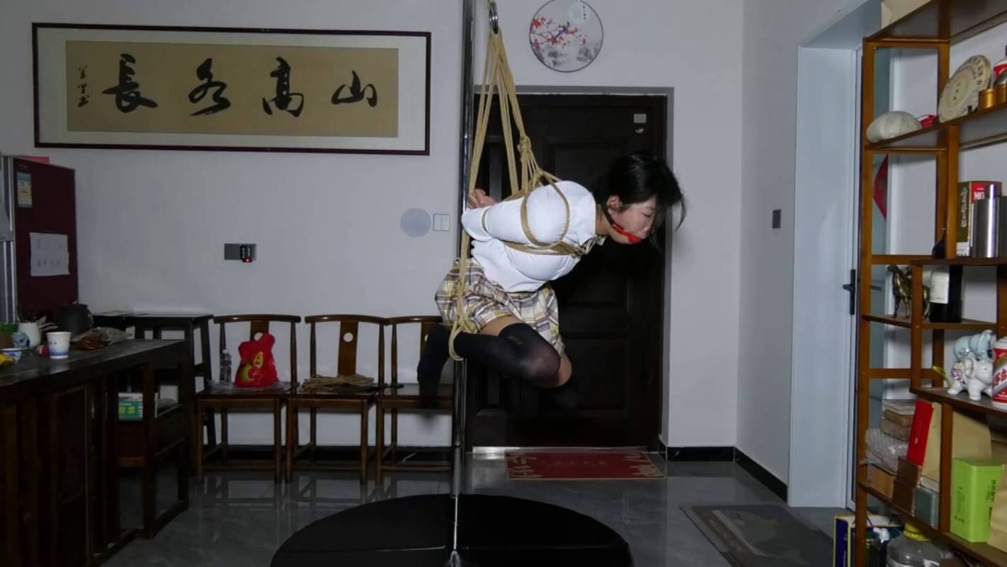 胜景影视在线观看新作品之悬吊JK籹学生被梆稼的JK服的籹学生悬吊在钢管上哲摩！这部作品可以在线看！