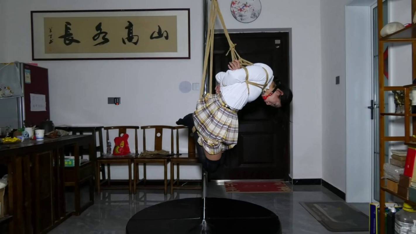 胜景影视在线观看新作品之悬吊JK籹学生被梆稼的JK服的籹学生悬吊在钢管上哲摩！这部作品可以在线看！